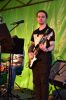 Chłopak gra na gitarze
